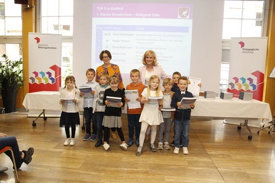 Zu den Bestplatzierten der 1. Klasse Grundschule gehören: Emil Stampfer, Laura Dikova, Simon Luiprecht, Elisabeth Marschall, Maximilian Frainer, Oliver Mühlberger, Damian Nagler, David Niedermair, Olivia Cinosi, Toni Pircher. (Foto: LPA/Verena Hilber)