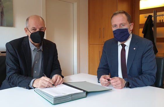 Lebenshilfe-Geschäftsführer Obwexer und Landesrat Bessone haben am 9. November den Konzessionsvertrag für das Inklusionshotel Masatsch in Oberplanitzing/Kaltern unterzeichnet. (Foto: LPA/Anna Pitarelli)