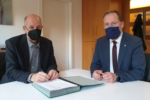 Lebenshilfe-Geschäftsführer Obwexer und Landesrat Bessone haben am 9. November den Konzessionsvertrag für das Inklusionshotel Masatsch in Oberplanitzing/Kaltern unterzeichnet. (Foto: LPA/Anna Pitarelli)