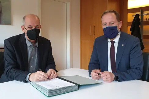 Lebenshilfe-Geschäftsführer Obwexer und Landesrat Bessone haben am 9. November den Konzessionsvertrag für das Inklusionshotel Masatsch in Oberplanitzing/Kaltern unterzeichnet. (Foto: LPA/Anna Pitarelli)