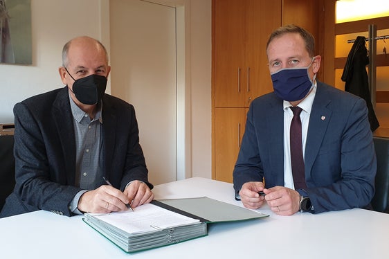 Lebenshilfe-Geschäftsführer Obwexer und Landesrat Bessone haben am 9. November den Konzessionsvertrag für das Inklusionshotel Masatsch in Oberplanitzing/Kaltern unterzeichnet. (Foto: LPA/Anna Pitarelli)