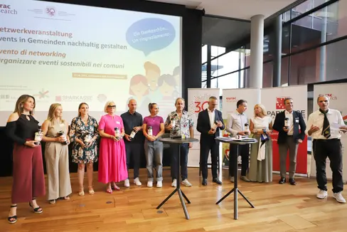 Gruppenbild mit allen Talkgästen des Abends: Birgit Nössing (von links nach rechts, Eurosport-Moderatorin), Katrin Trafoier (Präsidentin der Fachgruppe Eventdienstleister und Veranstalter im Wirtschaftsverband hds), Ulrike Oberhammer (Präsidentin Landesbeirat für Chancengleichheit) , Nadia Mazzardis (Vize-Präsidentin Landesbeirat für Chancengleichheit), Gerald Burger (Initiator Reschenseelauf), Südtirols MTB-Profi und 4-fache Olympiateilnehmerin Eva Lechner, Radweltmeister und Eventorganisator Max Hürzeler (Schweiz/Spanien), Walter Pardatscher (Vize-Präsident FC Südtirol), Luca und Cornelia Croatto (Förderer von Frauenfußballprojekten in Kärnten), Peter Gasser (Alpen-Flair-Festival), Josef Bernhart (Eurac Research; Moderation). (Foto: Eurac Research/Sabine Jacob)