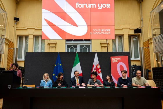 Forum YOU zeigt, wie Jugendpolitik gemeinsame Prozesse zwischen Jugendlichen, Schule und Institutionen fördern kann. Es geht nicht nur darum zuzuhören, sondern gemeinsam Lösungen zu entwickeln, sagte der italienische Kulturlandesrat Marco Galateo (4.v.l.). (Foto: LPA/Fabio Brucculeri)