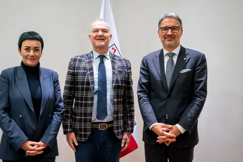 Landeshauptmann Arno Kompatscher und Landesrätin Ulli Mair haben gestern im Palais Widmann den neuen Leiter der Bahnpolizei (Mitte), Francesco Zunino, empfangen (Foto: LPA/Fabio Brucculeri).
