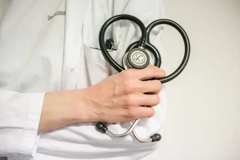 Die Zahl der Beschäftigten im Gesundheitsbetrieb in Südtirol ist in den vergangenen Jahren weiter gestiegen. Im März 2026 waren so viele Menschen beschäftigt wie nie zuvor. Sowohl bei den Ärzten als auch beim Pflegepersonal war der Saldo aus Neueinstellungen und Abgängen in den vergangenen drei Jahren durchwegs positiv. (Foto: LPA/Claudia Corrent)