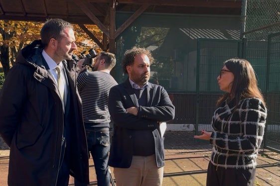 Un lavoro di rete e condivisione dedicato al passato, al presente e al futuro di piazza San Vigilio a Merano. Nella foto (da sinistra) il vicepresidente della Provincia Marco Galateo, il direttore dell'Ufficio Educazione permanente, biblioteche e audiovisivi Luca Bizzarri e l'assessora alla cultura e al decentramento del Comune di Merano Antonella Costanzo. (Foto: USP)