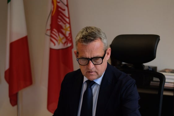 Leistungsfähige Strukturen sind die Grundlage für eine gute Versorgung und funktionierende Dienste vor Ort. Deshalb setzen wir gezielt Investitionen, um diese weiter zu stärken und an künftige Anforderungen anzupassen, erklärte Hochbau- und Vermögenslandesrat Christian Bianchi. (Foto: LPA/Gianluca Crocco)