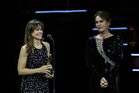 Maura Delpero (a sinistra) sul palco dei David di Donatello con Elena Sofia Ricci (Foto: Emanuele Manco/Accademia del Cinema Italiano)