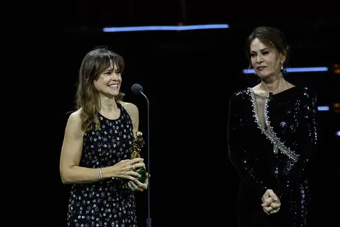 Maura Delpero (a sinistra) sul palco dei David di Donatello con Elena Sofia Ricci (Foto: Emanuele Manco/Accademia del Cinema Italiano)