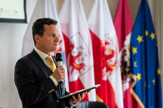 “Madër portan adöm l’inovaziun digitala y la pasciun dla porsona podarunse garantí che nüsc lingac de mendranza ne suravires nia ma, mo crësces y florësces inant, portan insciö pro ala diversité linguistica globala” á sotrissé le diretur dl Departimënt Intendënza y Cultura ladina, André Comploi. (Retrat: USP/Fabio Brucculeri).