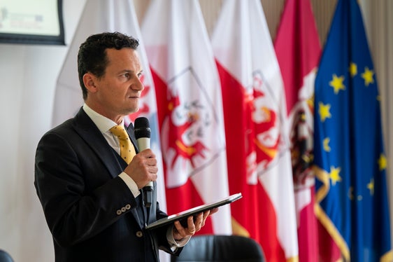 Mit Bezug auf das Ladinische erklärte Comploi: Sprache ist das Herzstück der Identität einer Minderheit. Technologien wie KI-basierte Übersetzungsdienste können den Gebrauch erleichtern und unterstützen. (Foto: LPA/Fabio Brucculeri).