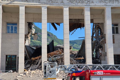 Proseguono i lavori in Piazza del Tribunale, dopo che all'alba del 16 luglio è crollata una parte imponente del Palazzo di Giustizia di Bolzano. (Foto: USP/Agenzia per la Protezione civile)