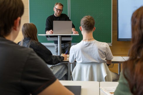Unter anderem für Lehrpersonen der deutschsprachigen und ladinischen Mittel- und Oberschulen werden neue Lehrgänge an der Freien Universität Bozen organisiert. Insgesamt stehen 83 Studienplätze zur Verfügung, weitere 133 Studienplätze sind im Lehrgang für Inklusion vorgesehen. (Foto: LPA/Ingrid Heiss)