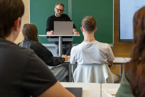 Unter anderem für Lehrpersonen der deutschsprachigen und ladinischen Mittel- und Oberschulen werden neue Lehrgänge an der Freien Universität Bozen organisiert. Insgesamt stehen 83 Studienplätze zur Verfügung, weitere 133 Studienplätze sind im Lehrgang für Inklusion vorgesehen. (Foto: LPA/Ingrid Heiss)