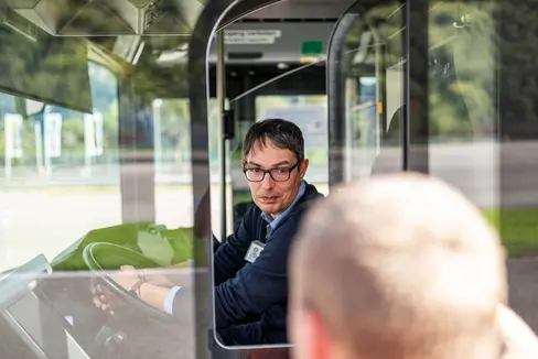 Per gli under 35 che conseguono la patente di guida per autobus, è prevista una sovvenzione da parte dello Stato con il bonus patente, fino a un massimo di 2.500 euro. (Foto: Safety Park/Armin Huber)