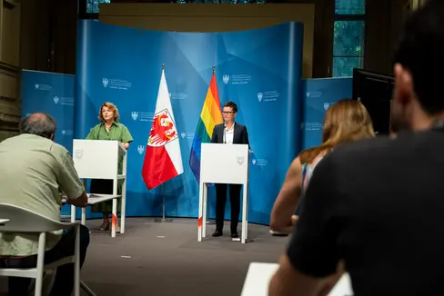 Il 18 giugno l'assessora provinciale alla Famiglia Rosmarie Pamer e la direttrice dell'Agenzia per la famiglia Carmen Plaseller hanno presentato una panoramica dei dati e delle novità in arrivo per l'assistenza estiva. (Foto: USP/Fabio Brucculeri)