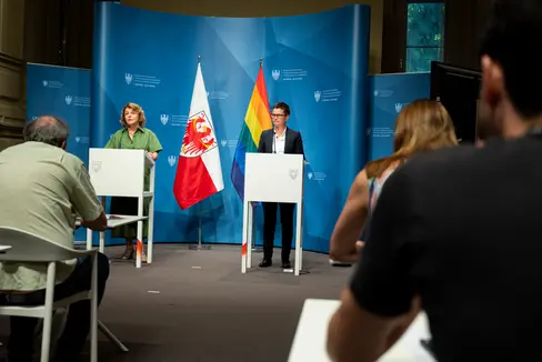 Landesrätin Rosmarie Pamer und Familienagenturdirektorin Carmen Plaseller gaben am 18. Juni einen Einblick in die Sommerbetreuung 2025. (Foto: LPA/Fabio Brucculeri)