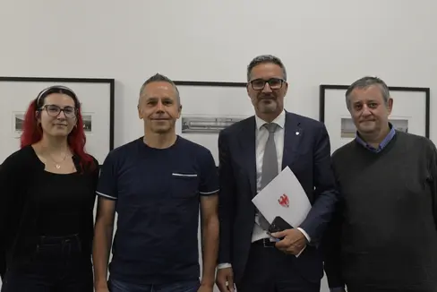 Der Vorstand des Gehörlosenverbandes Südtirol hat sich am 22. September mit Landeshauptmann Arno Kompatscher zu den Anliegen gehörloser und hörbeeinträchtigter Menschen in Südtirol ausgetauscht (von links): Caterina Zaccari, Stefan Mair (Gehörlosenverband), Landeshauptmann Arno Kompatscher, Benedikt Gasser (Präsident Gehörlosenverband).
(Foto: LPA/Katharina Trocker)