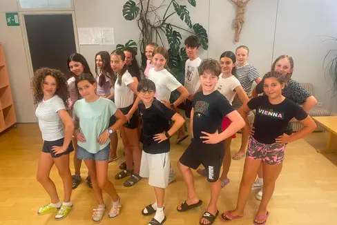 Musikalisch unterwegs war die Gruppe, die sich in den Musical-Workshop eingeschrieben hatte. (Foto: LPA/Deutsche Bildungsdirektion/Ariane Hertscheg)