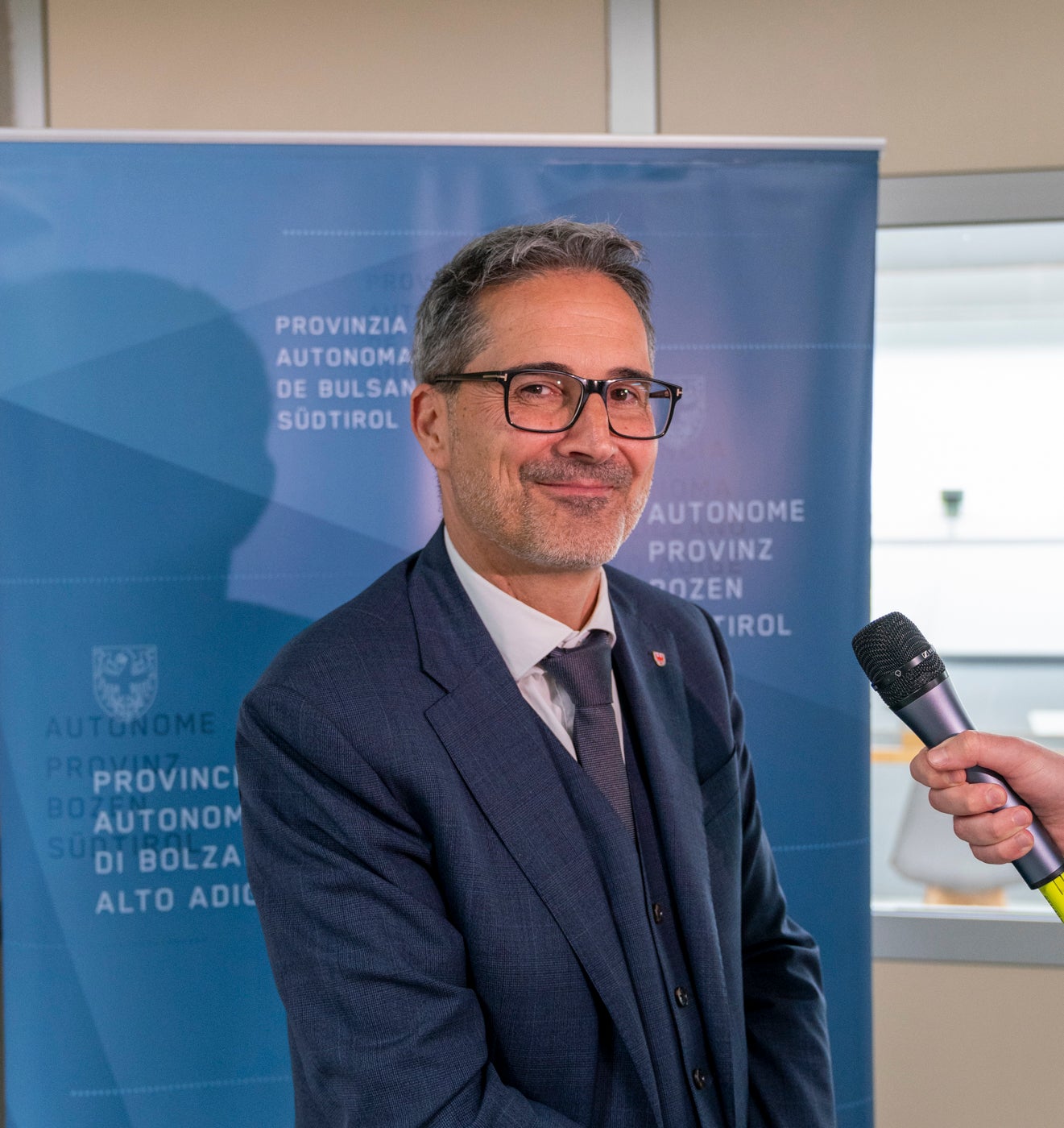 “Il funzionamento del poligono a Bolzano è assolutamente necessario per garantire, oltre allo svolgimento di attività di carattere sportivo da parte di numerose società altoatesine, anche le esercitazioni di tiro prescritte alle Forze dell’ordine e alla Polizia locale”, ha spiegato il presidente Arno Kompatscher, rimarcando che si tratta di “un’operazione che è resa possibile, ancora una volta, dall’ottimo rapporto di collaborazione instaurato ormai da anni con l’Esercito”. (Foto USP/Daniel von Johnston)