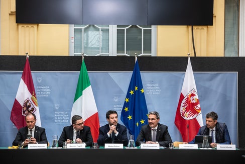 Beim Treffen zum Verkehr entlang des Brennerkorridors: (v. l.) Landesrat Vettorato, Landeshauptmann Fugatti (Trentino), Minister Salvini, Landeshauptmann Kompatscher (Südtirol) und Landesrat Alfreider (Foto: LPA/Ivo Corrà)