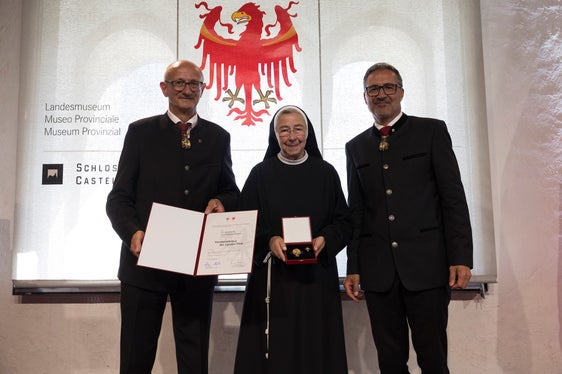 Die Landeshauptleute Anton Mattle (links) und Arno Kompatscher überreichten Sr. Elisabeth Tschurtschenthaler aus Brixen die Ehrung für deren Verdienste um das soziale Engagement in verschiedensten wichtigen Einrichtungen in Südtirol. (Foto: Land Tirol/Sedlak)