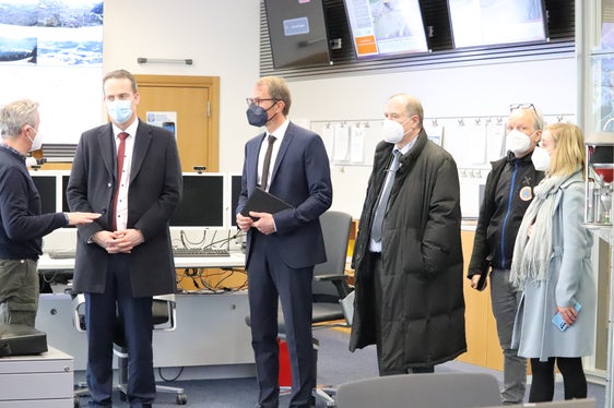 Besichtigung des Landeswarnzentrums: (v.l.) Willigis Gallmetzer, Oliver Paasch, Klaus Unterweger, Yves Kreins, Fabio De Polo, Janina Vomberg (Foto: LPA/Maja Clara)