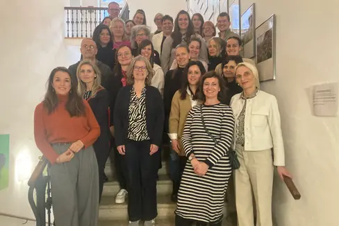 Beim Kurs Sprachliche Bildung in Kindergarten und Schule ging es unter anderem um die Vernetzung der beiden Bildungsstufen, im Bild die Teilnehmerinnen und Teilnehmer der Abschlussfeier auf Schloss Rechtenthal in Tramin. (Foto: LPA/Deutsche Bildungsdirektion)