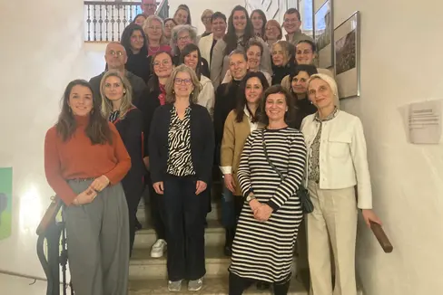 Beim Kurs Sprachliche Bildung in Kindergarten und Schule ging es unter anderem um die Vernetzung der beiden Bildungsstufen, im Bild die Teilnehmerinnen und Teilnehmer der Abschlussfeier auf Schloss Rechtenthal in Tramin. (Foto: LPA/Deutsche Bildungsdirektion)
