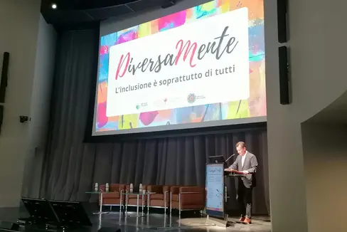 Hauptschulamtsleiter Vincenzo Gullotta betonte, dass es wichtig sei, dass sich alle für die Inklusion der Schülerinnen und Schüler einsetzen. (Foto: LPA)