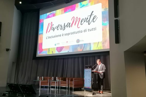 “Si tratta di un momento di riflessione, di informazione e di aggiornamento, che periodicamente vogliamo offrire a tutto il personale della scuola”, ha rimarcato il sovrintendente scolastico Vincenzo Gullotta durante l'intervento inaugurale del convegno. “È importante che ogni membro della comunità si impegni per favorire l’inclusione. (Foto: USP)