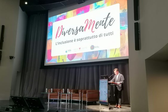 “Si tratta di un momento di riflessione, di informazione e di aggiornamento, che periodicamente vogliamo offrire a tutto il personale della scuola”, ha rimarcato il sovrintendente scolastico Vincenzo Gullotta durante l'intervento inaugurale del convegno. “È importante che ogni membro della comunità si impegni per favorire l’inclusione. (Foto: USP)
