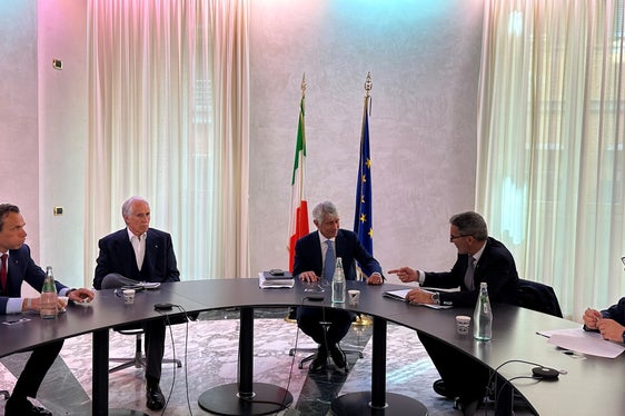 Landeshauptmann Kompatscher (rechts), Sportminister Abodi (Mitte) e CONI-Präsident Malagò (links) beim Gespräch zu den Durchführungsbestimmungen für den Sport. (Foto: LPA)