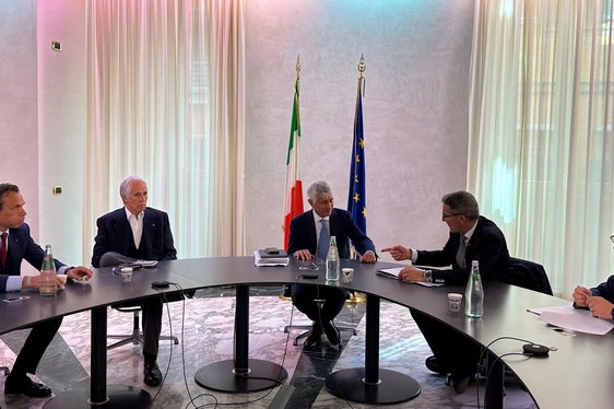 Un momento dell'incontro tra il presidente Kompatscher (a destra), il ministro Abodi (al centro) e il presidente CONI Malagò (a sinistra). (Foto: ASP)