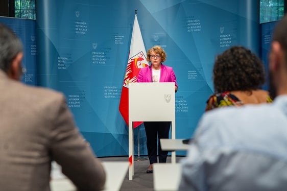 Landesrätin Rosmarie Pamer hat die Änderungen der Leistungsstandards des Sozialwesens im Rahmen der Pressekonferenz im Anschluss an die Landesregierungssitzung vorgestellt. (Foto: LPA/Greta Stuefer)