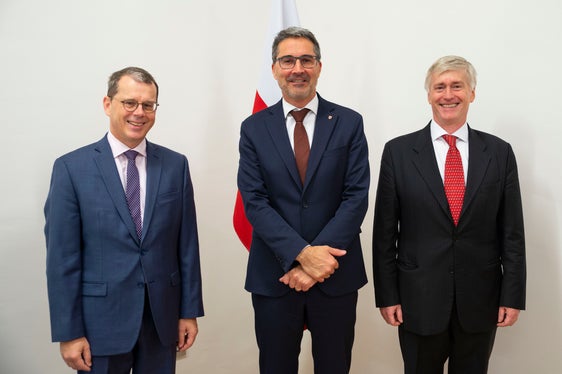 Antrittsbesuch im Landhaus 1 in Bozen: (v.l.) der österreichische Generalkonsul in Mailand, Mantl, Landeshauptmann Kompatscher und Gesandter Prummer, neuer Leiter der Abteilung für Südtirol und Südeuropa im österreichischen Außenministerium (Foto: LPA/Fabio Brucculeri)