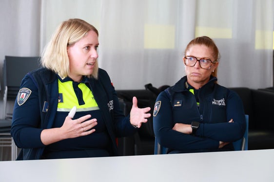 Lisa Innerbichler, die Kommandantin der Ortspolizei Bruneck und Verena Lercher, die Leiterin der Dienststelle Verkehrspolizei, im Gespräch mit Landesrätin Ulli Mair. (Foto: LPA/Lukas Forer)