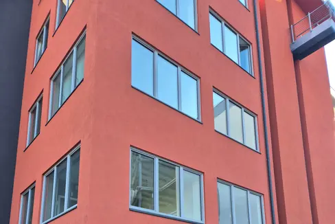 La nuova Casa della Comunità di Brunico aprirà le porte ai pazienti il 28 ottobre. Sarà aperta 24 ore su 24 e offrirà numerosi servizi di assistenza e prevenzione, oltre a un ambulatorio per piccole urgenze. L’inaugurazione ufficiale della Casa della Comunità, che svolge un ruolo centrale nell’assistenza sanitaria territoriale nel Comprensorio sanitario di Brunico, avrà luogo il 23 novembre. (Foto: USP/Comprensorio sanitario di Brunico)