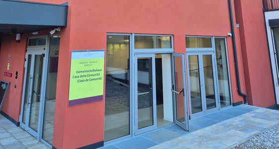Das neue Gemeinschaftshaus Bruneck öffnet am 28. Oktober seine Türen für Patientinnen und Patienten. Es ist rund um die Uhr geöffnet und bietet viele Dienste rund um Pflege und Vorsorge sowie ein Ambulatorium für kleine Dringlichkeiten. Offiziell eröffnet wird das Gemeinschaftshaus, das eine zentrale Rolle in der wohnortnahen Gesundheitsversorgung im Gesundheitsbezirk Bruneck spielt, am 23. November. (Foto: LPA/ Gesundheitsbezirk Bruneck)