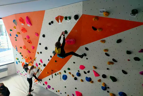 Passa 140 mitans y mituns dla scora mesana da La Ila á tut pert ai Dis dla sanité organisá dal Referat Educaziun dl'Intendënza ladina. (Foto: USP/Intendënza y Cultura ladina)