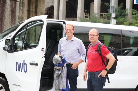 Den Nachbarn über die Schulter geschaut: Delegation des Ereignisstabs der Industriellen Werke Basel erkundet Einrichtungen und Arbeitsabläufe in Südtirol; im Bild Koordinator Frank Panhans (li.) und Florian Lüthy. (Foto: LPA/Maja Clara)