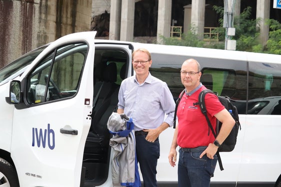 Den Nachbarn über die Schulter geschaut: Delegation des Ereignisstabs der Industriellen Werke Basel erkundet Einrichtungen und Arbeitsabläufe in Südtirol; im Bild Koordinator Frank Panhans (li.) und Florian Lüthy. (Foto: LPA/Maja Clara)