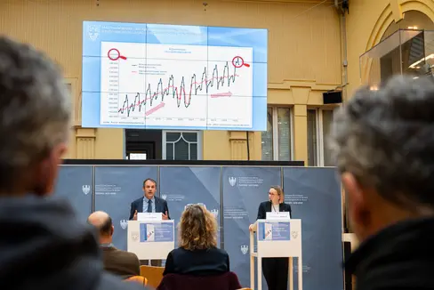 Mit über 250.000 Arbeitnehmerinnen und Arbeitnehmern im Monatsschnitt hat der Südtiroler Arbeitsmarkt im September 2025 eine wichtige Marke überschritten. Der Direktor des Arbeitsmarktservice, Stefan Luther (links im Bild) und Arbeitslandesrätin Magdalena Amhof haben am 9. Dezember die Daten des neuesten Arbeitsmarktberichts vorgestellt. (Foto: LPA/Fabio Brucculeri)