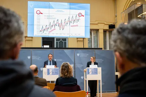 Mit über 250.000 Arbeitnehmerinnen und Arbeitnehmern im Monatsschnitt hat der Südtiroler Arbeitsmarkt im September 2025 eine wichtige Marke überschritten. Der Direktor des Arbeitsmarktservice, Stefan Luther (links im Bild) und Arbeitslandesrätin Magdalena Amhof haben am 9. Dezember die Daten des neuesten Arbeitsmarktberichts vorgestellt. (Foto: LPA/Fabio Brucculeri)