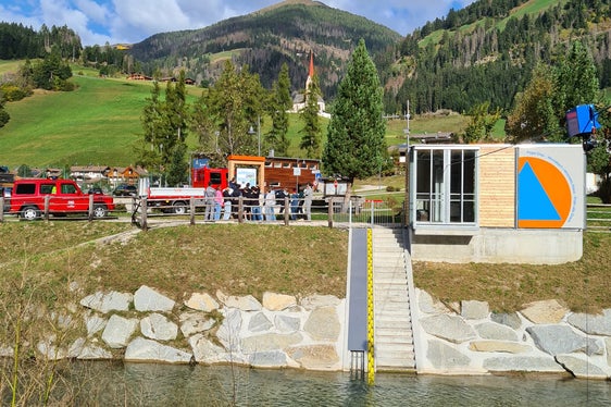 Hochwasser in Innichen: Zum Rahmenprogramm gehört auch ein Projekt mit den dritten Klassen der Mittelschule Innichen, denen ein Mitarbeiter des Landesamtes für Hydrologie und Stauanlagen die Funktion der Pegelmessstelle in Winnebach erläutert hat. (Foto: LPA/Landesamt für Hydrologie und Stauanlagen in der Agentur für Bevölkerungsschutz)