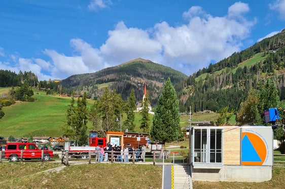 Parte del programma di sostegno rientra in un percorso scolastico per i ragazzi di San Candido: Qui gli alunni delle classi terze della scuola secondaria di primo grado hanno visitato la stazione di misurazione Drava, a Prato alla Drava. (Foto: ASP/Ufficio statale per l'idrologia e le dighe dell'Agenzia per la protezione civile)