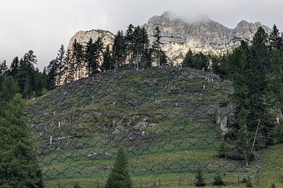 Mürs de proteziun nüs garantësc plü sigurté da lovines y smöies tles vijinanzes dla localité Verda a Badia. (Foto: USP/Ofize Sistemaziun di rüs da munt ost)