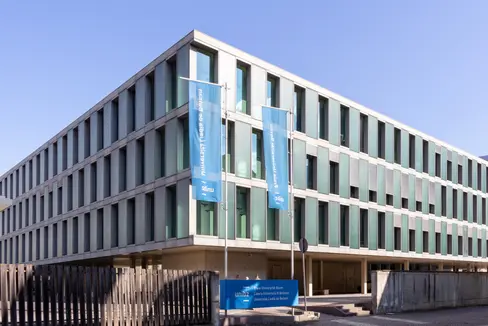 Studentinnen und Studenten der Bildungswissenschaften sollen künftig ein Taschengeld für die Absolvierung von Praktika erhalten. Die Landesregierung hat am 29. April grünes Licht für die Erarbeitung entsprechenden Vorschlags durch die Bildungsdirektionen gegeben. (Foto: LPA/Freie Universität Bozen)