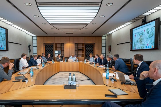 Im Sitzungssaal der Landesregierung trafen sich Vertreter der beteiligten Gemeinden, der Arbeitsgruppe und des Landes Südtirol. Von links: IDM-Produktbereichsleiter Kurt Sagmeister, Demas Leonardi (LTS), Berater der Arbeitsgruppe Helmuth Moroder, Wolkensteins Bürgermeister Tobias Nocker, Corvaras Gemeindereferentin Silvia Kostner, Corvaras Bürgermeister Roman Crazzolara, Alta-Badia-Tourismusdirektor Max Nagler, Wolkensteins Gemeindereferent Ernest Cuccarollo, Gardena-Dolomites-Mobilitätszentrumsdirektor Martin Resch, persönliche Referentin des Landeshauptmanns Cecilia Miribung, Ressortdirektor Alexander Gruber, Landesrat Peter Brunner, Landeshauptmann Arno Kompatscher, Landesrat Daniel Alfreider, Sonderbeauftragter für die Planung der Landesstraßen und der Verkehrsflüsse Michael Andergassen sowie Sonderbeauftragter für Nachhaltigkeit Klaus Egger. (Foto: LPA/Fabio Brucculeri)