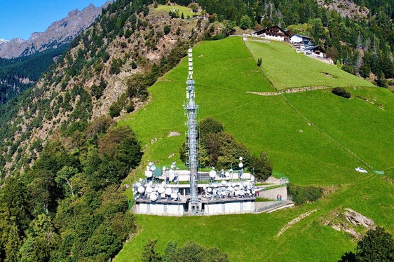 L'impianto di trasmissione Muta sopra Merano è stata al centro della visita dei rappresentanti della RAS insieme alle organizzazioni partner Bayerische Medien Technik (BMT) e Bayern Digital Radio (BDR) . (Foto: RAS)